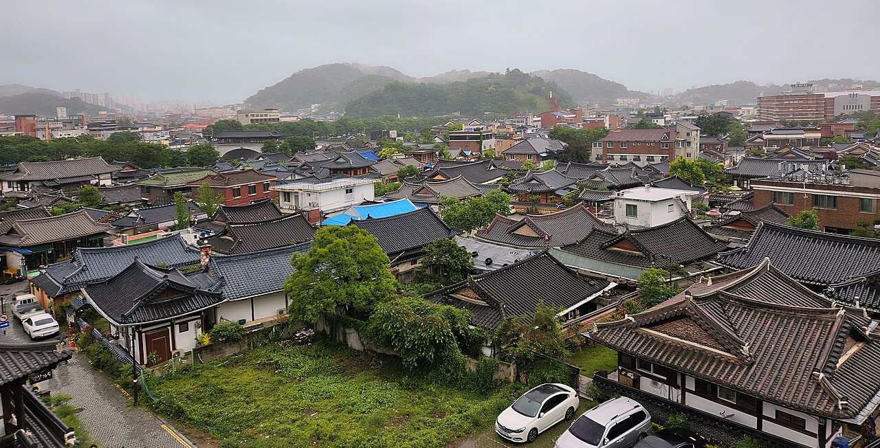 전주 한옥마을의 실제 한옥 지붕과 주변 풍경